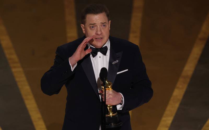 Brendan Fraser, emocionado al recoger el Oscar al mejor actor por 'La ballena'.