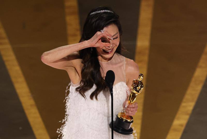 Michelle Yeoh, con el premio a la mejor actriz.