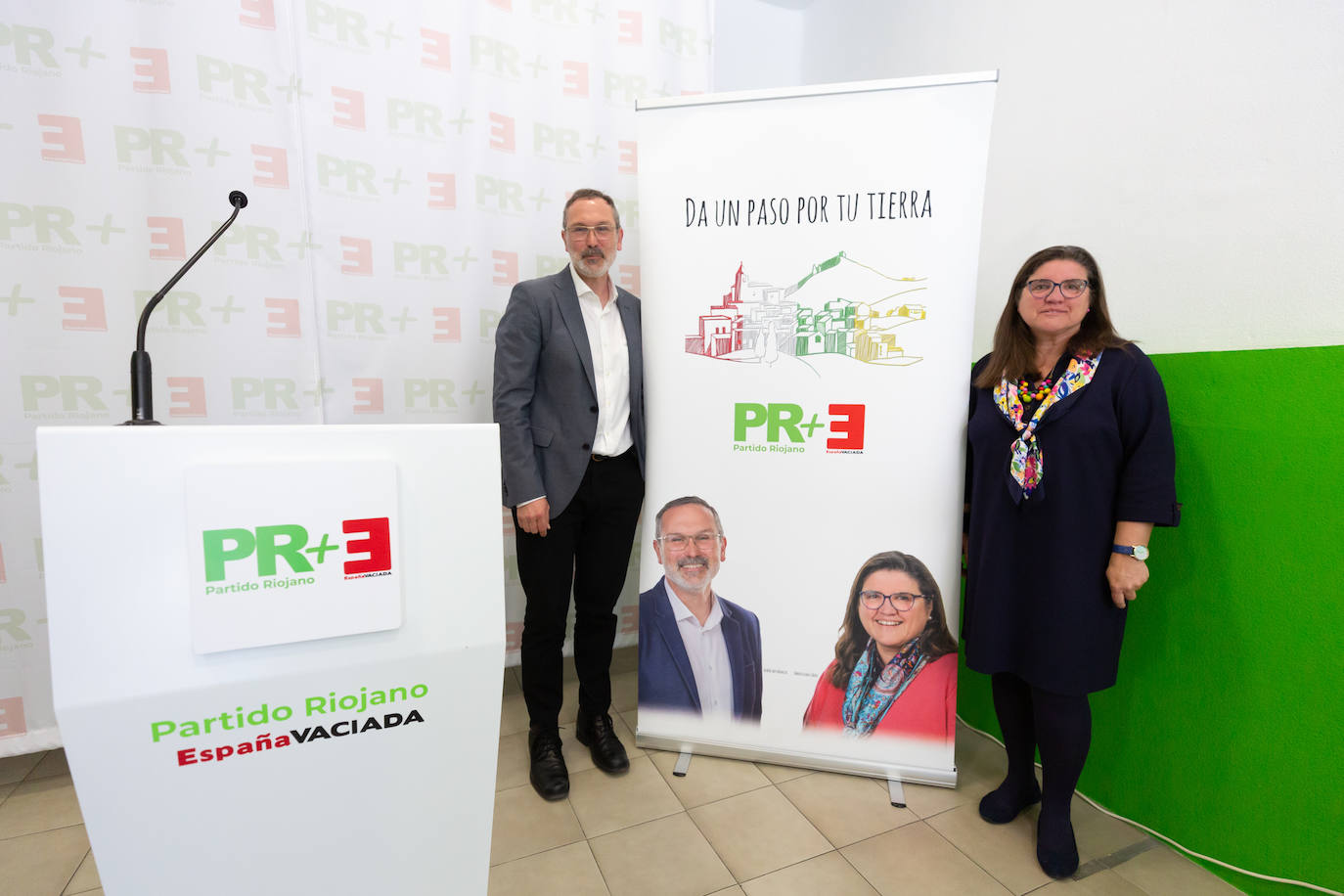 Rubén Antoñanzas e Inmaculada Sáenz posan con el cartel electoral de su coalición. 