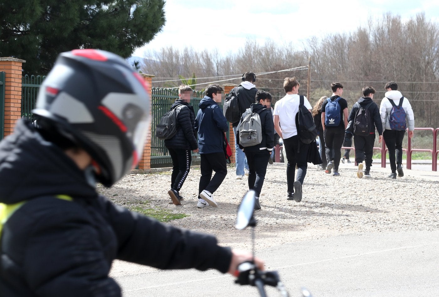 Un grupo de estudiantes a la salida de un centro riojano. 