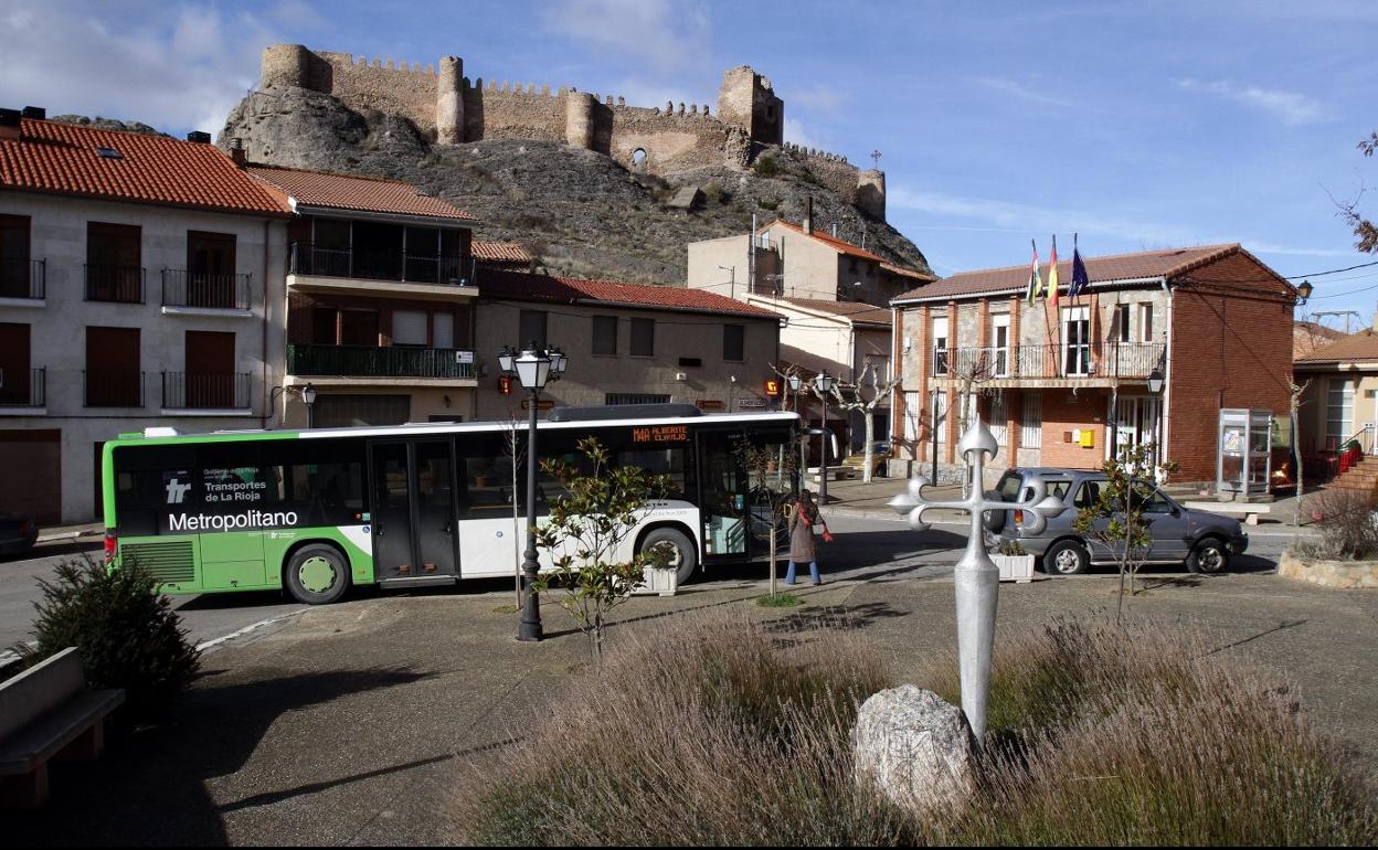 El autobús metropolitano llega a Clavijo, con el castillo al fondo. 