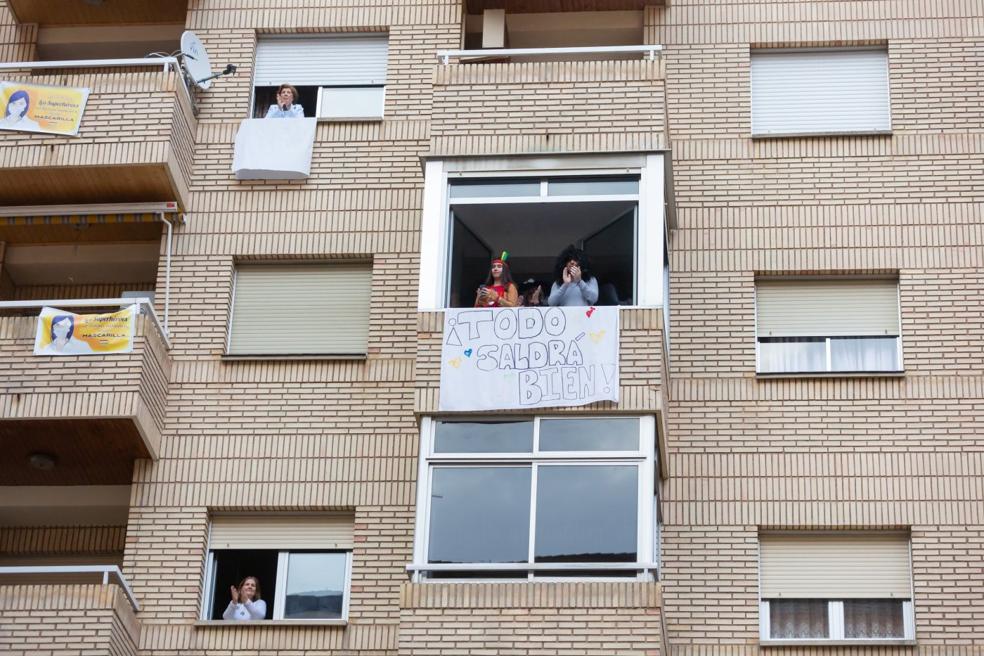 Algunas personas aplauden a los sanitarios a las ocho de la tarde desde sus ventanas, en el confinamiento del primer estado de alarma. 