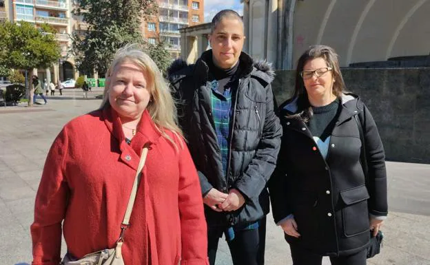 Noemí Pascual, Tamara de la Horra e Irene Escorza, en la plaza del Espolón este martes. 