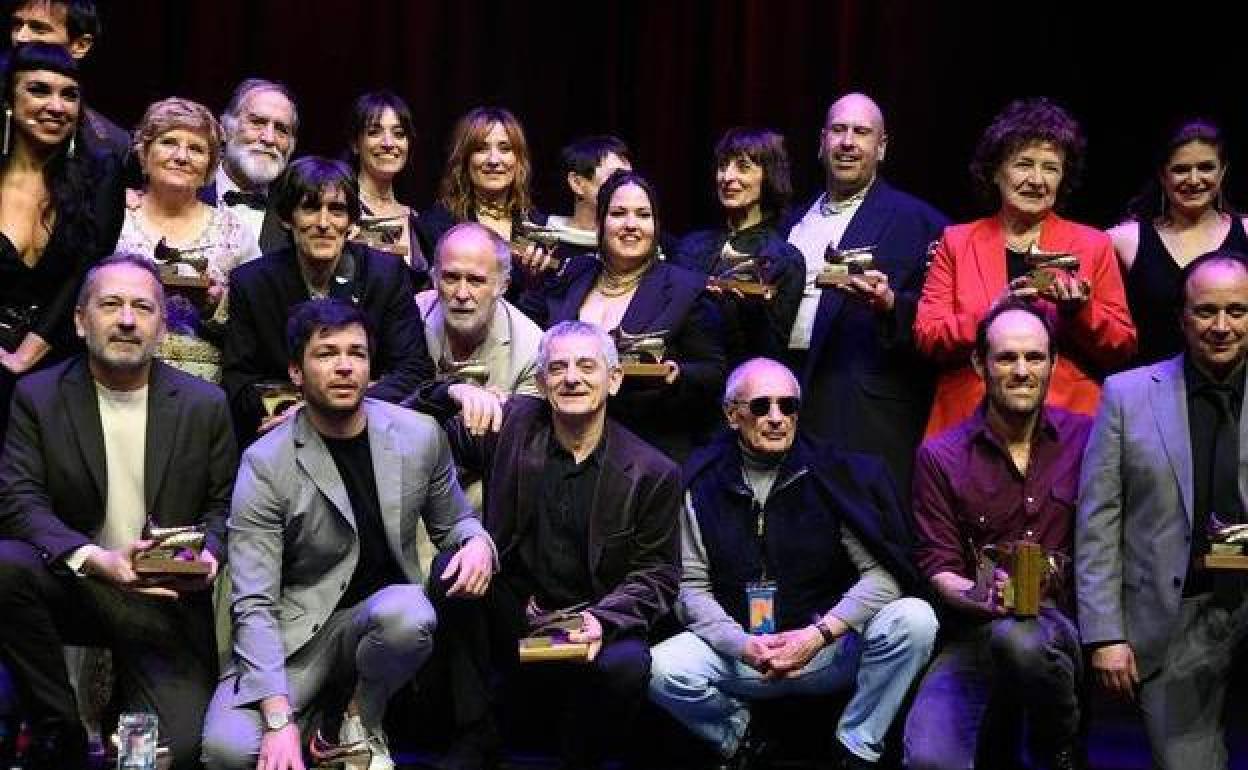 Foto de familia de los premiados este lunes en la gala organizada por la Unión de Actores y Actrices.