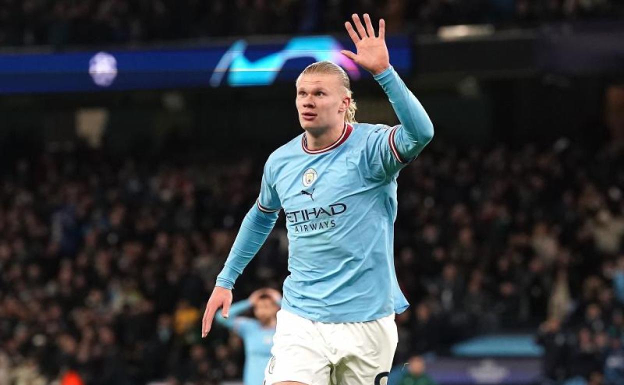 Erling Haaland celebra su quinto gol al Leipzig.