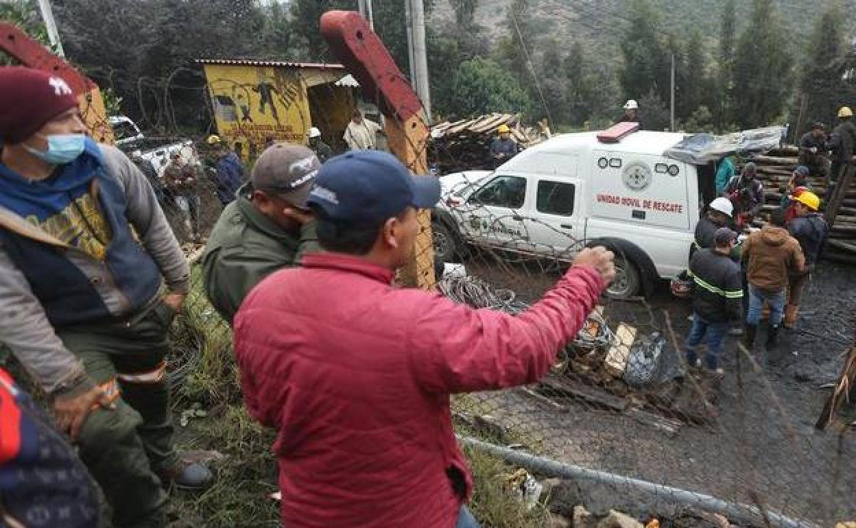 Un grupo de personas observa el operativo de rescate en las inmediaciones de la mina de Colombia donde se produjo la explosión.