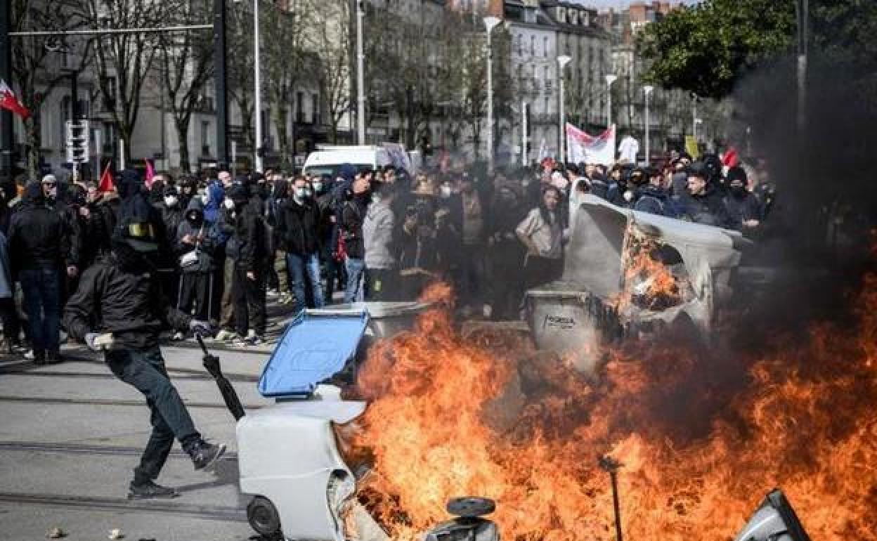 Una nueva jornada de protestas dejó este miércoles contenedores incendiados en diferentes puntos de Francia como Nantes.