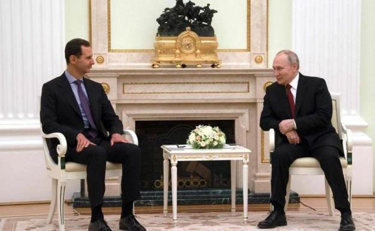 El presidente ruso, Vladímir Putin, con su homólogo sirio, Bashar al Assad, este miércoles en el Kremlin.