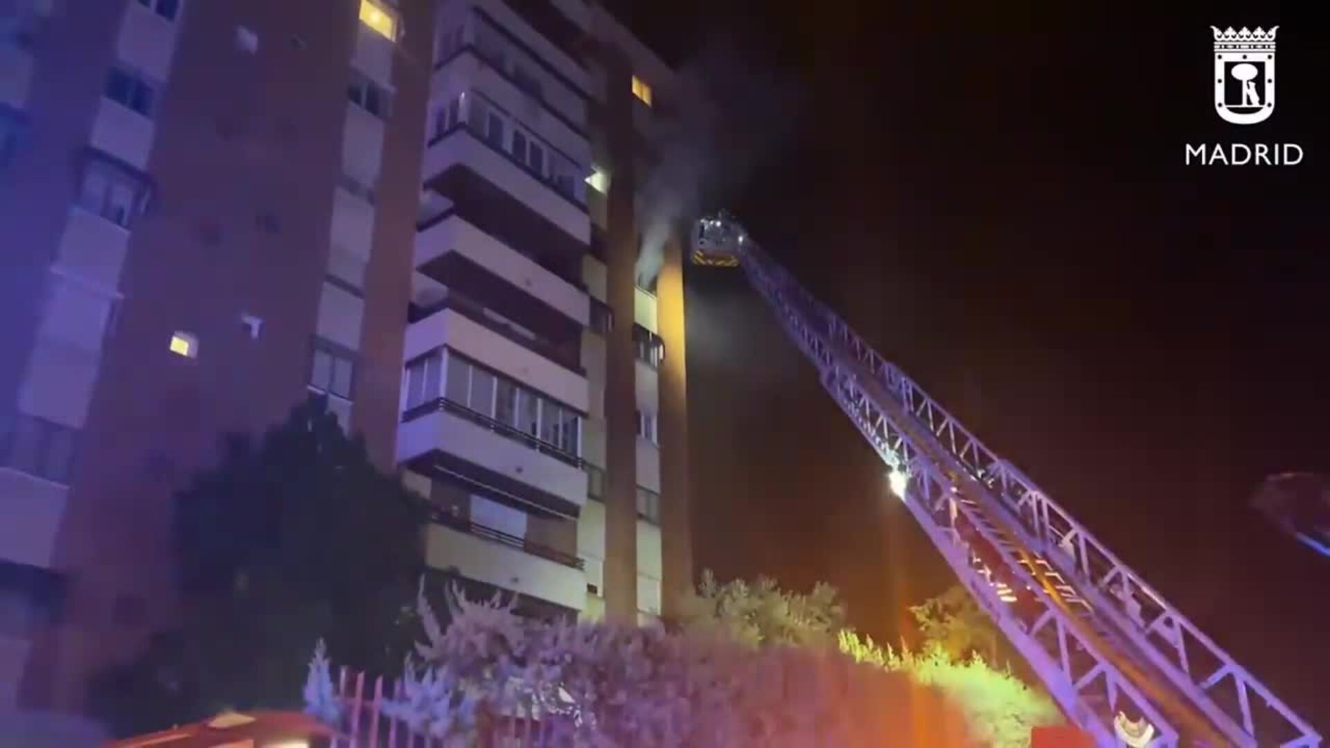 Quince intoxicados leves en un incendio en una vivienda en Fuencarral