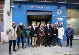 Foto de familia en el acto de reapertura de la comisaría de barrio del distrito Este.