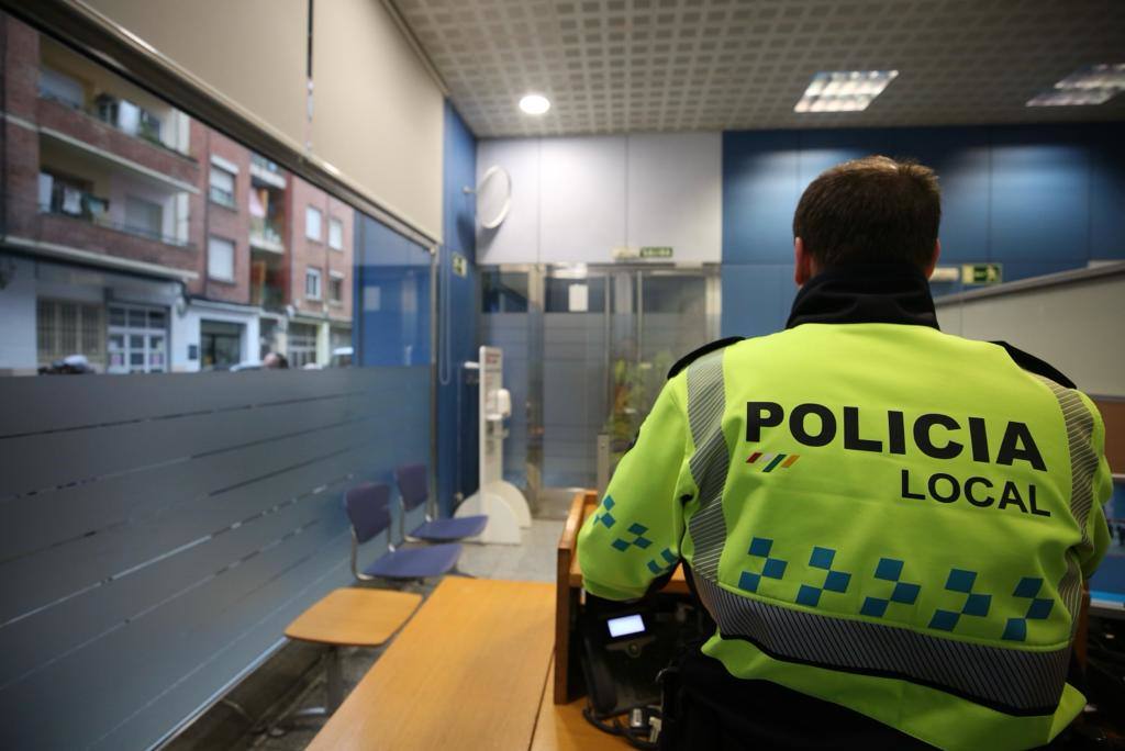 Acceso a las dependencias policiales visto desde el puesto del agente de la puerta.