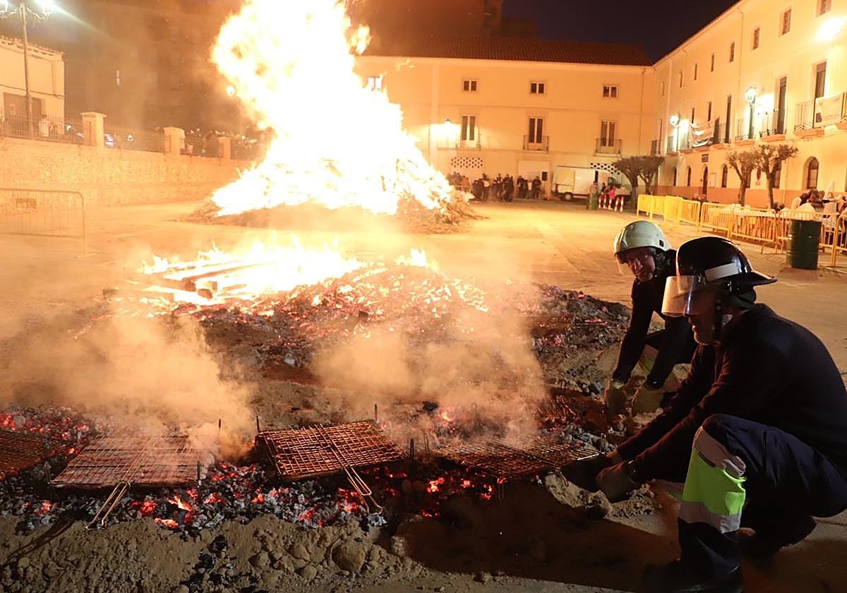 La hoguera municipal repartirá un asado solidario.