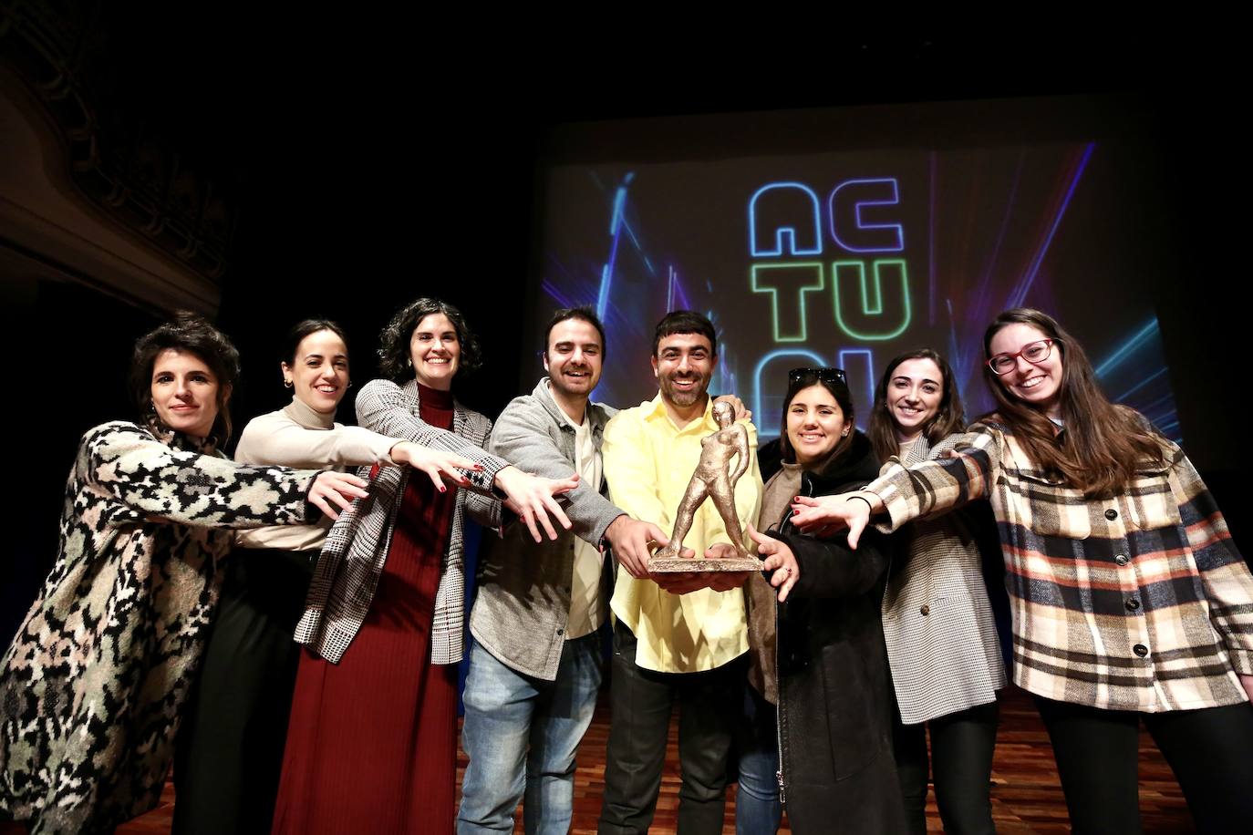 Javier Peña, con la escultura Arrogancia del escultor Daniel.