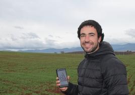 Diego López Treviño en la parcela, muestra en su móvil el plano del gran laberinto que proyecta en Hormilla.