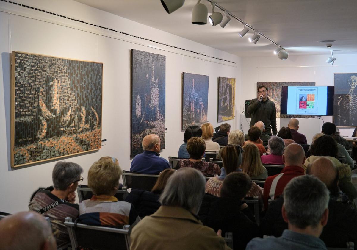 Mariano Espinosa, el jueves en el Museo de La Rioja entre sus lienzos y durante la presentación de su libro sobre pintura alquídica.