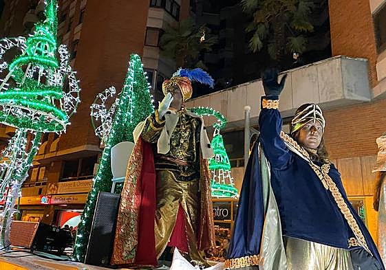 La ilusión desfila en carroza por Logroño en una multitudinaria cabalgata