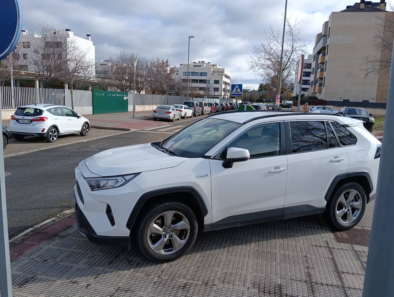 Un vehículo mal estacionado y multado durante la llegada de los Reyes a Las Gaunas.