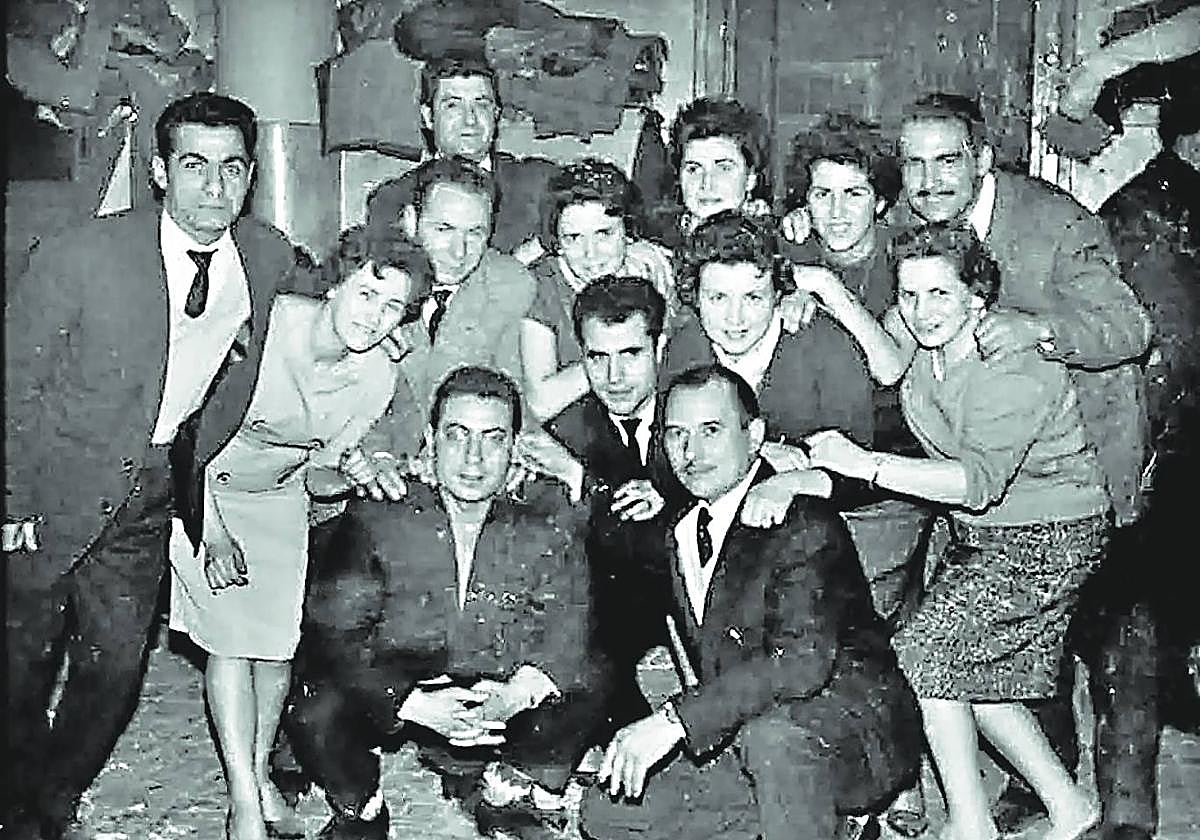 Un grupo de matrimonios de Calahorra posan juntos en una celebración de la 'Noche de los casados' en el desaparecido Casino La Unión, en 1960.