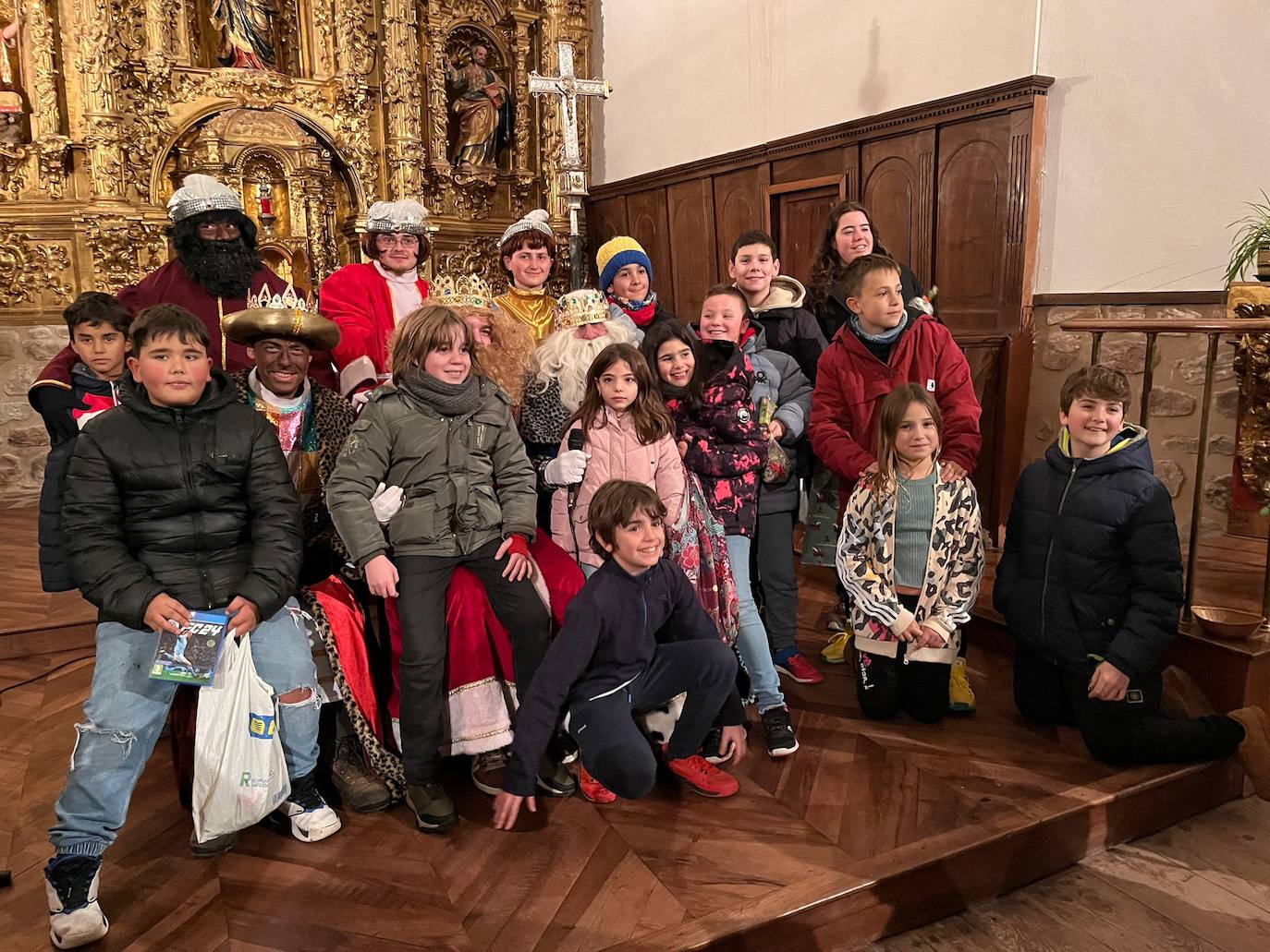 Los Reyes, rodeados de niños, en El Rasillo