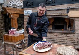 Fabián Tofolón, ante las brasas de su restaurante Fuegos y Vinos de Fuenmayor.