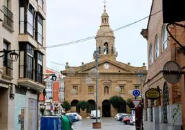 Torre y fachada principal de la iglesia de Santiago, de la que ya se han retirado los andamios de las obras, desde la calle Coliceo.