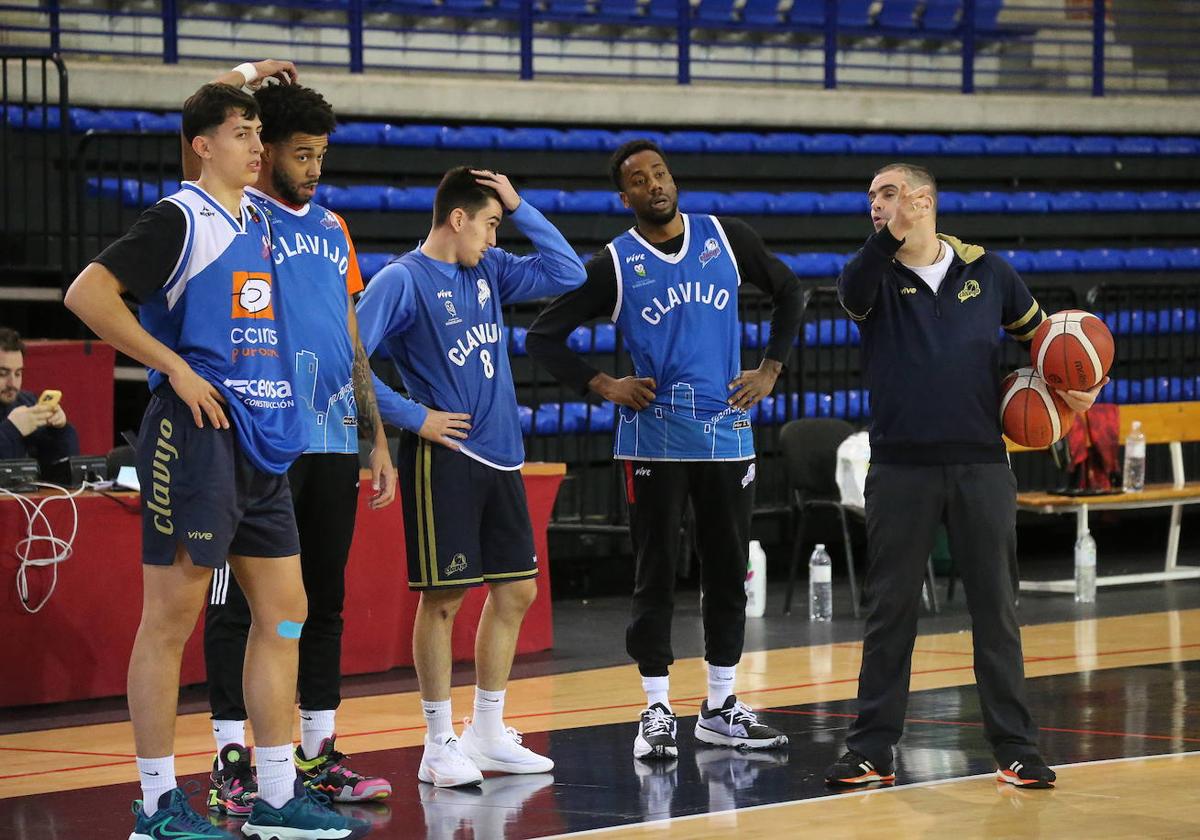 Jenaro Díaz da instrucciones durante un entrenamiento del Clavijo.