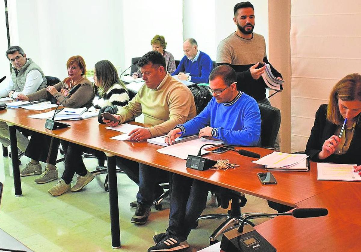 El popular alcalde de Villamediana Rubén Gutiérrez accede a presidir el pleno ante sus compañeros de equipo de gobierno y el edil de Vox.