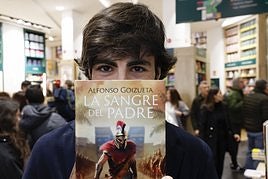 Alfonso Goizueta posa con su novela 'La sangre del padre' en una librería de Madrid.
