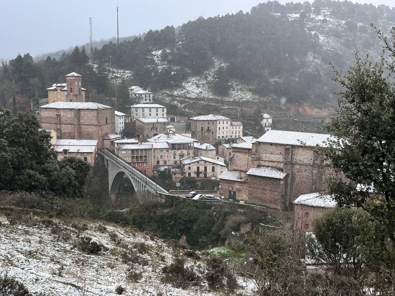 La nieve ha llegado a Ortigosa de forma muy ligera