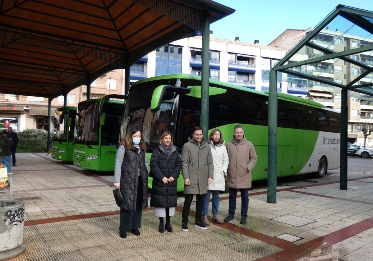 Laura Vidaurre, Guadalupe Fernández, Daniel Osés, Gema Álvarez y Rafael Garcia, este lunes en la estación de autobuses de Haro.