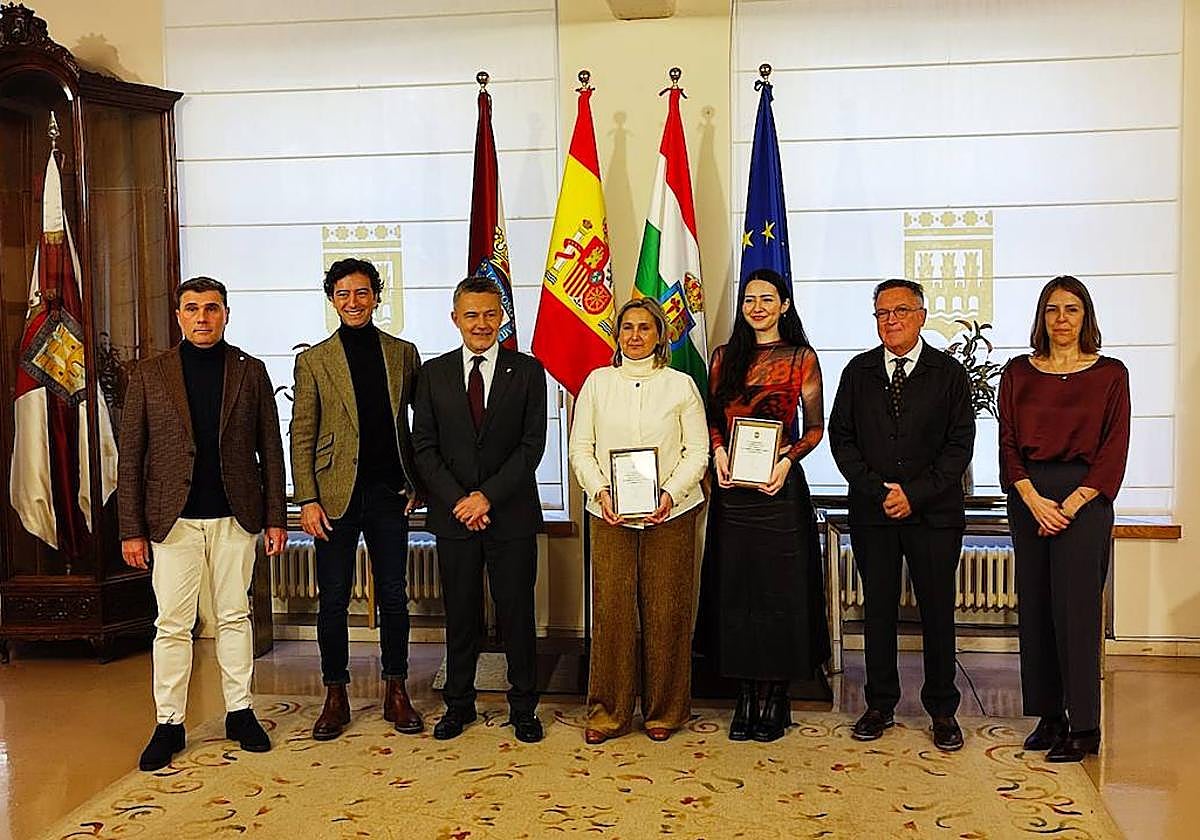 Las dos autoras premiadas, Carmen Lería y Valle Mozas, con los organizadores del certamen.