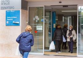 Entrada del centro de salud Espartero en la etapa anterior de mascarillas obligatorias.