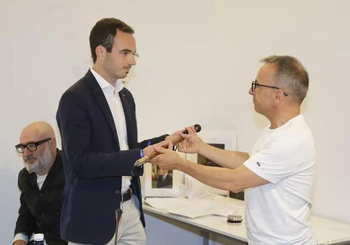 Daniel García toma la makila de alcalde durante el pleno de constitución del Ayuntamiento de Labastida.