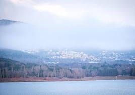 El Rasillo se adivina entre la niebla que baja hacia el embalse González Lacasa.