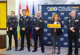 Delegada del Gobierno y responsables policiales, durante a presentación de la operación