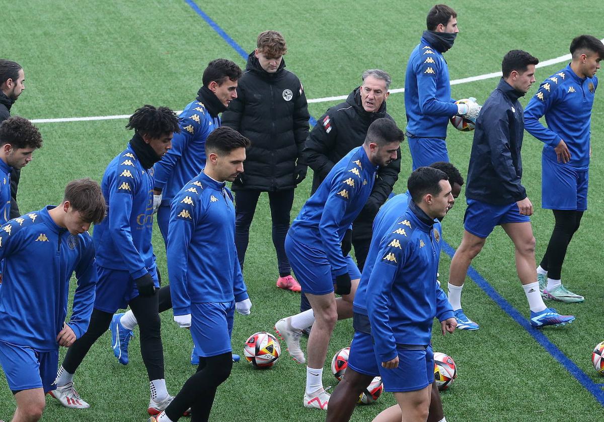 Larrazabal, en el centro, en un entrenamiento de la SDL.