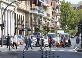 Vehículos y peatones en pleno centro de Logroño.
