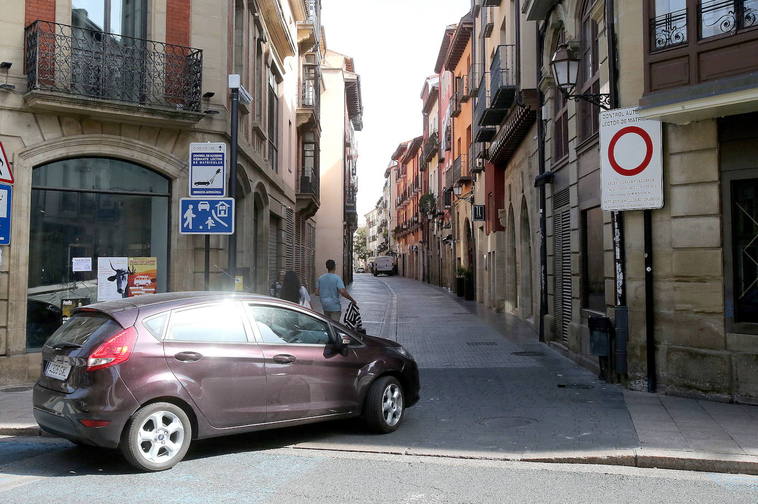 Un vehículo accede al Casco Antiguo de Logroño