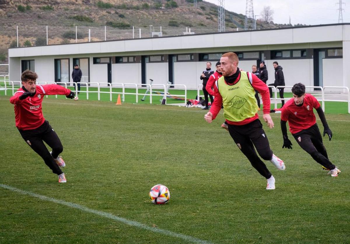 Julen Monreal, en el entrenamiento de ayer en la Ciudad Deportiva de la UD Logroñés.