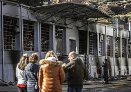 Trabajadores de Calzados FAL ante los restos de la fabrica calcinada.