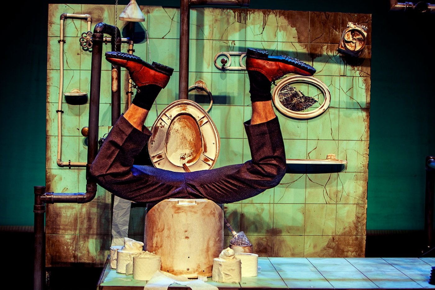 David Cebrián, o parte de él, en 'WC'.