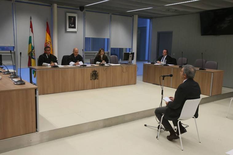 El exalcalde de Arnedo, Juan Antonio Abad, en la Audiencia Provincial este viernes.