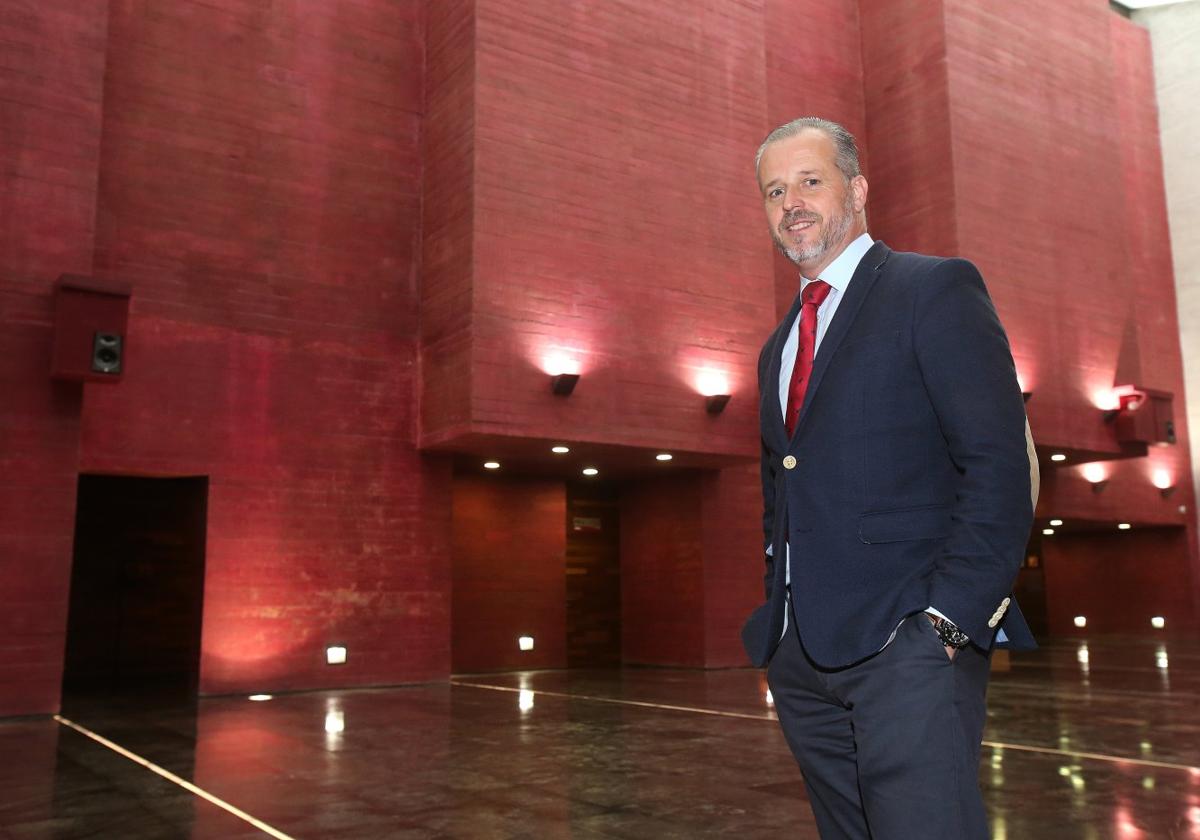 Íñigo Torres camina por el Centro de la Cultura del Rioja.