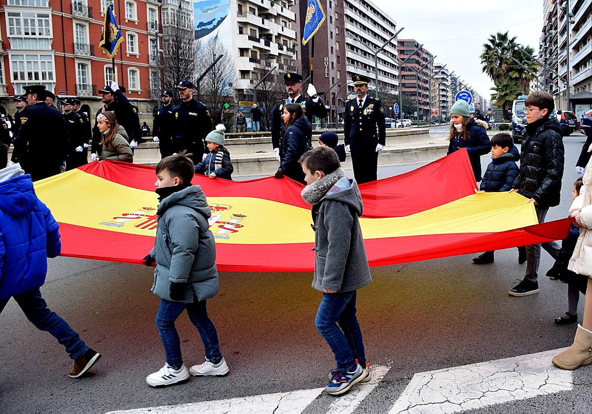 Izado solemne de la bandera en el 200 aniversario de la Policía Nacional