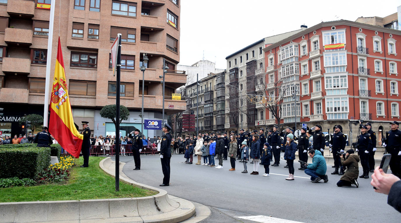Izado solemne de la bandera en el 200 aniversario de la Policía Nacional