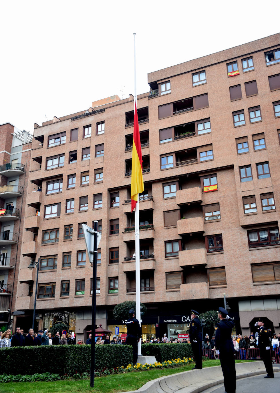 Izado solemne de la bandera en el 200 aniversario de la Policía Nacional
