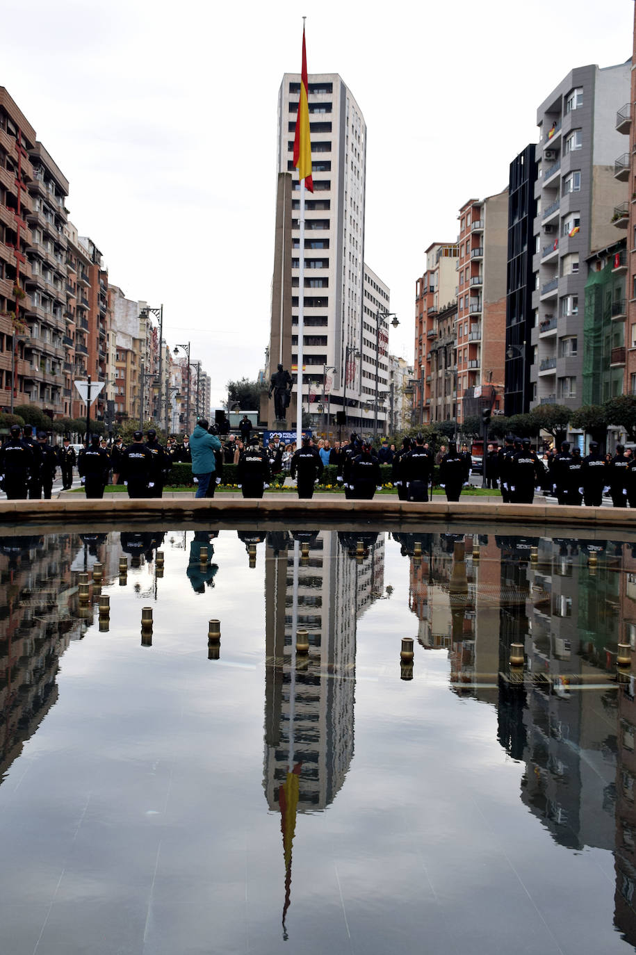 Izado solemne de la bandera en el 200 aniversario de la Policía Nacional
