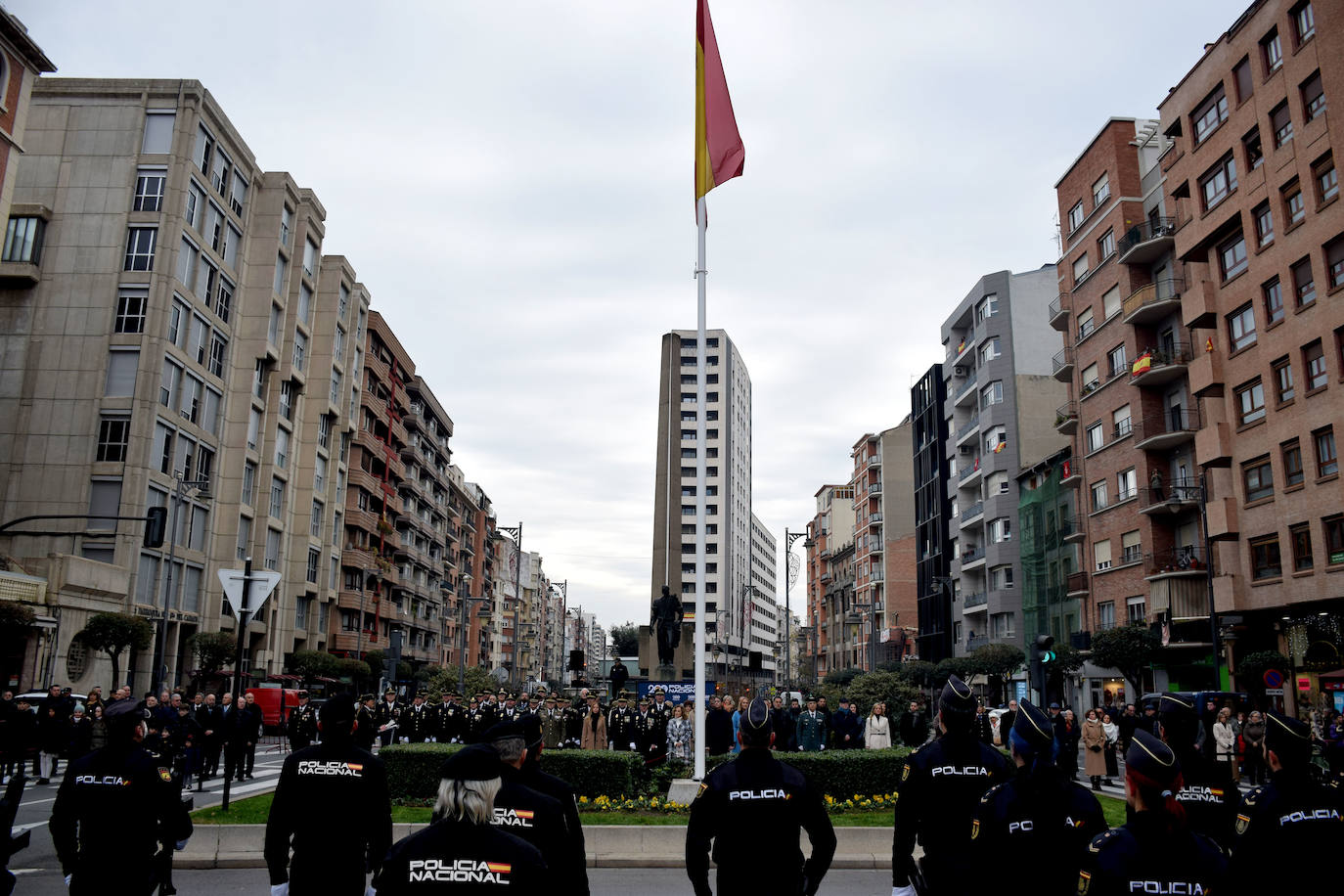 Izado solemne de la bandera en el 200 aniversario de la Policía Nacional
