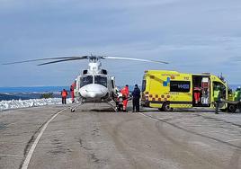 El helicóptero sanitario, en plena evacuación.