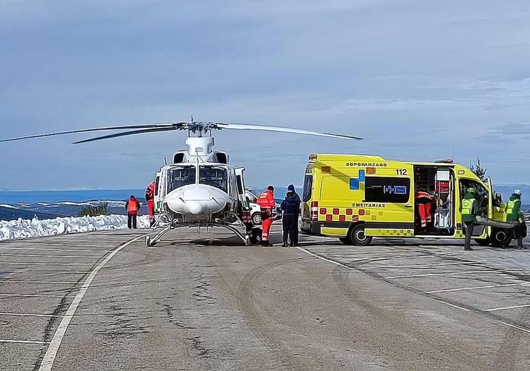 El helicóptero sanitario, en plena evacuación.